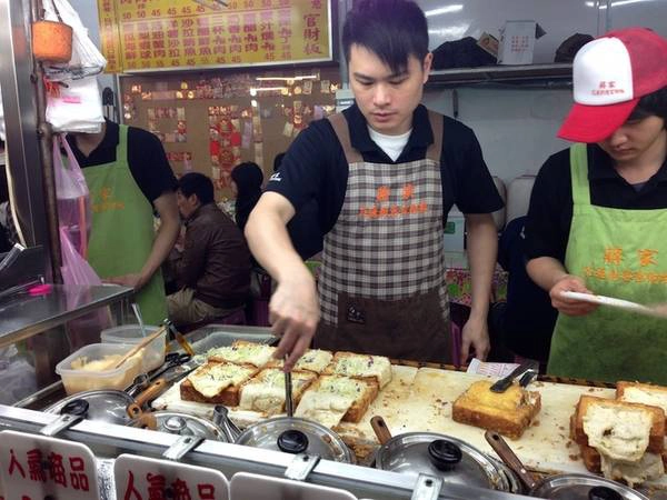 Tuy nhiên, do hình dạng bánh mì khá giống chiếc quan tài nên sau nó đã được đổi tên thành “Gua Cai Ban”, theo tiếng Đài Loan là “chiếc quan tài”. Với tên gọi khác lạ cùng hương vị độc đáo, món ăn nhanh chóng lan rộng trên khắp Đài Loan, đặc biệt là khu vực chợ đêm. Sau này nhiều người từng thay đổi cách gọi món bánh nhưng cái tên “quan tài” đã ăn sâu vào tâm trí thực khách nên nó lại quay lại với tên gọi ban đầu. Ảnh: Sakaratrina. Tuy nhiên, do hình dạng bánh mì khá giống chiếc quan tài nên sau nó đã được đổi tên thành “Gua Cai Ban”, theo tiếng Đài Loan là “chiếc quan tài”. Với tên gọi khác lạ cùng hương vị độc đáo, món ăn nhanh chóng lan rộng trên khắp Đài Loan, đặc biệt là khu vực chợ đêm. Sau này nhiều người từng thay đổi cách gọi món bánh nhưng cái tên “quan tài” đã ăn sâu vào tâm trí thực khách nên nó lại quay lại với tên gọi ban đầu. Ảnh: Sakaratrina.