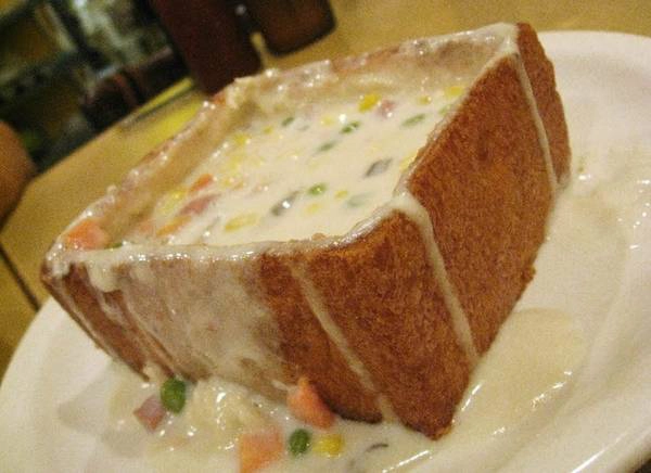 Bánh mì quan tài truyền thống thực chất là một lát bánh mì nướng giòn có độ dày khoảng 3-5 cm, được khoét rỗng ở giữa và có nắp đậy phía trên. Nhân bên trong là hỗn hợp của khoai tây, cà rốt thái hạt lựu, đậu xanh, gan lợn, thịt, tôm và một số loại rau hương liệu khác, tạo thành hỗn hợp sánh mịn với hương vị khó cưỡng. Ảnh: Lataco. Bánh mì quan tài truyền thống thực chất là một lát bánh mì nướng giòn có độ dày khoảng 3-5 cm, được khoét rỗng ở giữa và có nắp đậy phía trên. Nhân bên trong là hỗn hợp của khoai tây, cà rốt thái hạt lựu, đậu xanh, gan lợn, thịt, tôm và một số loại rau hương liệu khác, tạo thành hỗn hợp sánh mịn với hương vị khó cưỡng. Ảnh: Lataco.