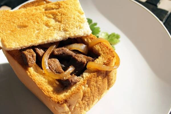 Ngày nay, để thực khách có thêm sự lựa chọn, nhiều loại nhân mới đã ra đời như sốt thịt bò và nấm, hải sản giúp cho món ăn ngày càng trở nên phong phú hơn. Một số người thậm chí còn biến bánh mì quan tài thành phiên bản Hawaii với thịt hun khói, hành và dứa. Ngoài ra, du khách hảo ngọt có thể lựa chọn cho mình bánh mì quan tài phiên bản ngọt ngào với sự kết hợp của các loại trái cây như chuối, dâu, xoài, đào... Ảnh: butterfringers. Ngày nay, để thực khách có thêm sự lựa chọn, nhiều loại nhân mới đã ra đời như sốt thịt bò và nấm, hải sản giúp cho món ăn ngày càng trở nên phong phú hơn. Một số người thậm chí còn biến bánh mì quan tài thành phiên bản Hawaii với thịt hun khói, hành và dứa. Ngoài ra, du khách hảo ngọt có thể lựa chọn cho mình bánh mì quan tài phiên bản ngọt ngào với sự kết hợp của các loại trái cây như chuối, dâu, xoài, đào... Ảnh: butterfringers.
