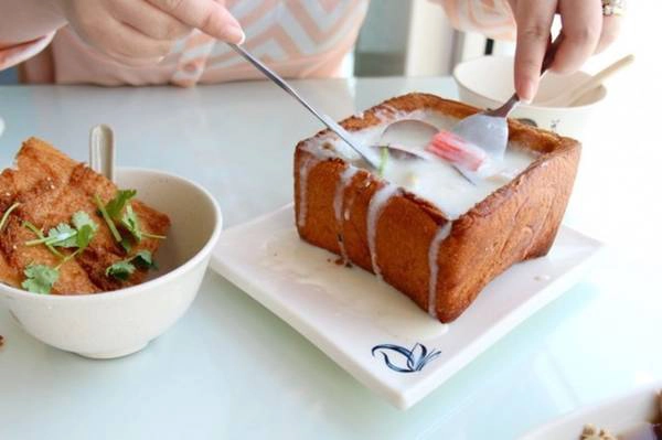 Bành mì quan tài luôn nằm trong danh sách món ăn đường phố nổi tiếng và được ưa thích nhất tại Đài Loan. Du khách có thể tìm thấy ở mọi nơi trên khắp đất nước, từ nhà hàng sang trọng cho tới các quán bình dân. Tuy nhiên, lựa chọn chợ đêm là nơi dừng chân sẽ đem đến trải nghiệm thú vị hơn. Ảnh: 365dining. Bành mì quan tài luôn nằm trong danh sách món ăn đường phố nổi tiếng và được ưa thích nhất tại Đài Loan. Du khách có thể tìm thấy ở mọi nơi trên khắp đất nước, từ nhà hàng sang trọng cho tới các quán bình dân. Tuy nhiên, lựa chọn chợ đêm là nơi dừng chân sẽ đem đến trải nghiệm thú vị hơn. Ảnh: 365dining.