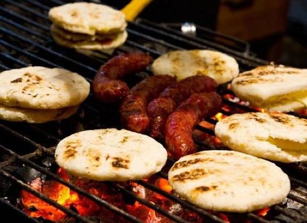 Arepas đơn giản là chiếc bánh làm từ bột ngô Arepas đơn giản là chiếc bánh làm từ bột ngô