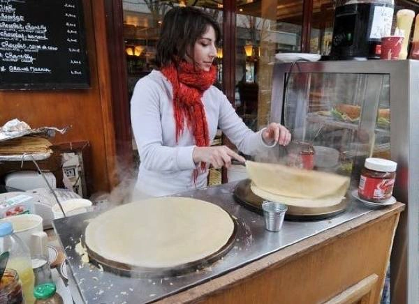 Những quầy bánh crepes đã góp phần không nhỏ tạo nên vẻ đẹp các đường phố tại Paris Những quầy bánh crepes đã góp phần không nhỏ tạo nên vẻ đẹp các đường phố tại Paris