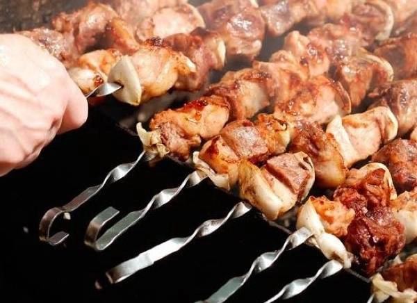 Trong tiếng Bồ Đào Nha, Espetinho có nghĩa là "xiên" Trong tiếng Bồ Đào Nha, Espetinho có nghĩa là "xiên"