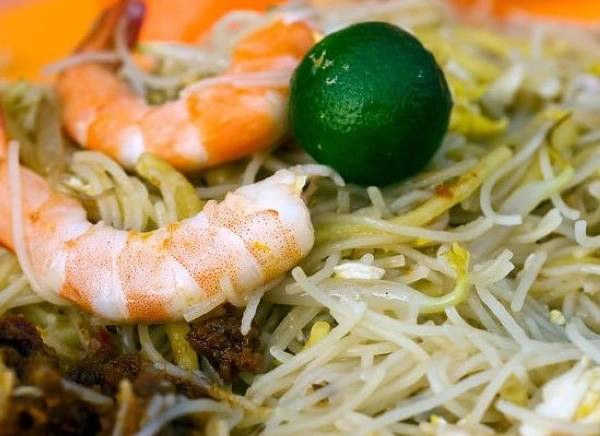 Hokkien Mee đơn giản là món mì xào, nhưng lại là món ăn đường phố rất nổi tiếng tại Singapore Hokkien Mee đơn giản là món mì xào, nhưng lại là món ăn đường phố rất nổi tiếng tại Singapore