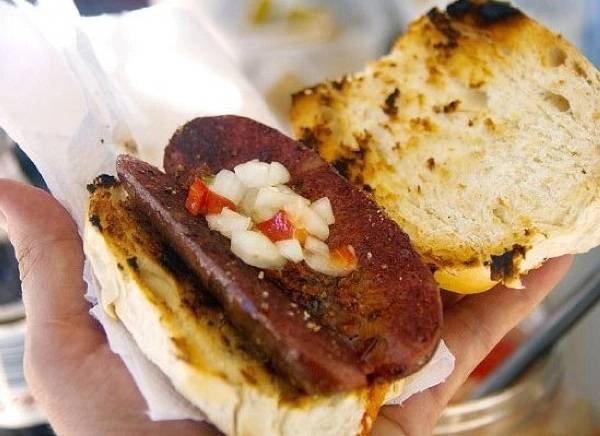 Chiếc bánh mì xúc xích đơn giản này lại là nhân tố tiêu biểu cho các món ăn đường phố Nam Mỹ Chiếc bánh mì xúc xích đơn giản này lại là nhân tố tiêu biểu cho các món ăn đường phố Nam Mỹ