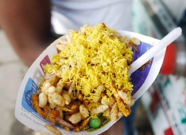 Món ăn nhẹ Bhel Puri được tìm thấy nhiều nhất trên đường phố Mumbai, Ấn Độ Món ăn nhẹ Bhel Puri được tìm thấy nhiều nhất trên đường phố Mumbai, Ấn Độ