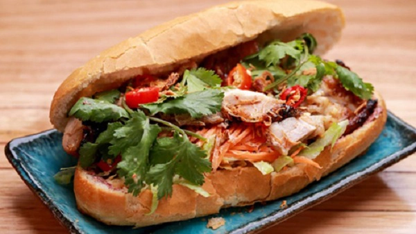 Bánh mì, Việt Nam Hội An là nơi có món bánh mì kẹp thịt nổi tiếng với khách nước ngoài. Bánh có vỏ cứng ở bên ngoài, nhân mềm, nhiều loại như xíu mại và patê. Bên trong còn có đu đủ xanh ngâm chua, các loại rau thơm và nước sốt. Trang Traveller gợi ý nơi làm thịt heo ngon nhất là hàng bánh mì Madam Khanh và bánh mì Phượng. Ảnh: Wayne Taylor. Bánh mì, Việt Nam Hội An là nơi có món bánh mì kẹp thịt nổi tiếng với khách nước ngoài. Bánh có vỏ cứng ở bên ngoài, nhân mềm, nhiều loại như xíu mại và patê. Bên trong còn có đu đủ xanh ngâm chua, các loại rau thơm và nước sốt. Trang Traveller gợi ý nơi làm thịt heo ngon nhất là hàng bánh mì Madam Khanh và bánh mì Phượng. Ảnh: Wayne Taylor.