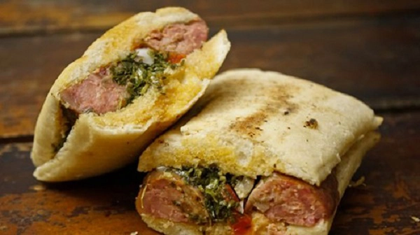 Shawarma, Israel Shawarma là món bánh mì kẹp nổi tiếng ở đây. Hỗn hợp bên trong bánh mì bao gồm thịt nướng, salad tabbouleh, salad fattoush, cà chua và rau dền. Thịt nướng có thể làm từ cừu, gà hoặc thịt bò. Ngoài ra, món ăn sẽ không tròn vị nếu thiếu nước sốt. Loại bánh mì kẹp có cách chế biến khác nhau tùy nơi nhưng giá cả luôn rẻ. Ảnh: seriouseats. Shawarma, Israel Shawarma là món bánh mì kẹp nổi tiếng ở đây. Hỗn hợp bên trong bánh mì bao gồm thịt nướng, salad tabbouleh, salad fattoush, cà chua và rau dền. Thịt nướng có thể làm từ cừu, gà hoặc thịt bò. Ngoài ra, món ăn sẽ không tròn vị nếu thiếu nước sốt. Loại bánh mì kẹp có cách chế biến khác nhau tùy nơi nhưng giá cả luôn rẻ. Ảnh: seriouseats.