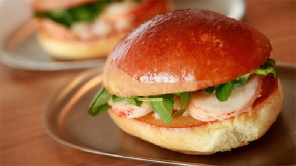 Lobster roll, Mỹ Dù đang gây sốt trên thế giới, món bánh mì kẹp tôm hùm từ lâu đã là món ăn phổ biến ở tiểu bang Maine, Mỹ. Tại đây, thực khách sẽ tìm thấy những miếng bánh mì Lobster roll ngon nhất trên thế giới. Bên trong ổ bánh này gồm: thịt tôm hùm tươi, thêm chút bơ hoặc mayonnaise. Nhiều tiệm còn dùng nước sốt tiêu hoặc hành tây để làm hương vị thêm đa dạng. Ảnh: Eddie Jim. Lobster roll, Mỹ Dù đang gây sốt trên thế giới, món bánh mì kẹp tôm hùm từ lâu đã là món ăn phổ biến ở tiểu bang Maine, Mỹ. Tại đây, thực khách sẽ tìm thấy những miếng bánh mì Lobster roll ngon nhất trên thế giới. Bên trong ổ bánh này gồm: thịt tôm hùm tươi, thêm chút bơ hoặc mayonnaise. Nhiều tiệm còn dùng nước sốt tiêu hoặc hành tây để làm hương vị thêm đa dạng. Ảnh: Eddie Jim.