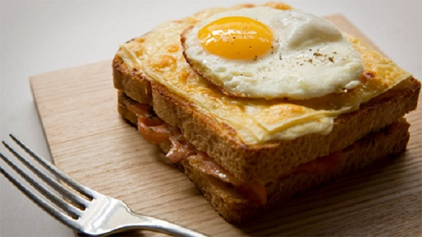 Croque madame, Pháp Bánh mì tươi được nhúng trong nước sốt bechamel, bên trong là thịt heo, sau đó nướng với phô mai Gruyere rồi thêm một trứng ốp la bên trên. Đây là món gây ấn tượng không kém so với bánh sừng bò (croissant) hay steak frites (thịt bò phi lê), vốn gắn liền với ẩm thực Pháp. Ảnh: Marcel Aucar. Croque madame, Pháp Bánh mì tươi được nhúng trong nước sốt bechamel, bên trong là thịt heo, sau đó nướng với phô mai Gruyere rồi thêm một trứng ốp la bên trên. Đây là món gây ấn tượng không kém so với bánh sừng bò (croissant) hay steak frites (thịt bò phi lê), vốn gắn liền với ẩm thực Pháp. Ảnh: Marcel Aucar.