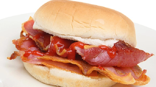Bacon butty, Anh (bánh mì kẹp thịt xông khói) Đây là món bánh mì chứa đầy thịt xông khói bên trong cùng một ít nước sốt HP (một loại nước sốt có màu nâu, được pha từ cà chua, giấm, đường, me, bột ngô, bột lúa mạch đen, muối và một số gia vị khác). Nhiều đầu bếp ở Anh cố gắng làm món ăn trở nên khác biệt bởi cách sáng tạo riêng, nhưng theo trang Traveller thì bạn không cần làm gì khác ngoài việc thưởng thức hương vị cơ bản của nó. Ảnh: goodfood. Bacon butty, Anh (bánh mì kẹp thịt xông khói) Đây là món bánh mì chứa đầy thịt xông khói bên trong cùng một ít nước sốt HP (một loại nước sốt có màu nâu, được pha từ cà chua, giấm, đường, me, bột ngô, bột lúa mạch đen, muối và một số gia vị khác). Nhiều đầu bếp ở Anh cố gắng làm món ăn trở nên khác biệt bởi cách sáng tạo riêng, nhưng theo trang Traveller thì bạn không cần làm gì khác ngoài việc thưởng thức hương vị cơ bản của nó. Ảnh: goodfood.