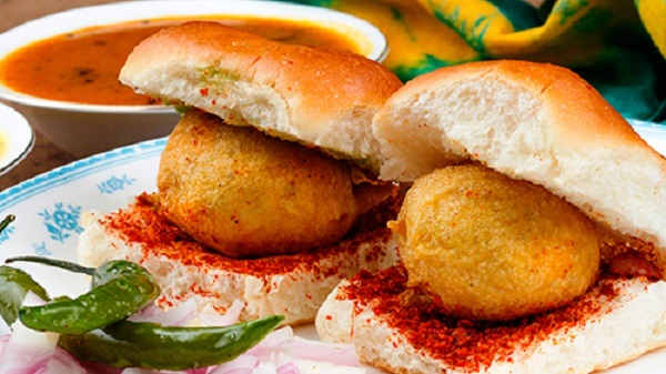 Vada pav, Ấn Độ Vada pav có thể không phải là món ăn được nhiều du khách nhắc đến, nhưng đây lại là một đặc sản ở Mumbai. Nguyên liệu chính của món ăn gồm một viên khoai tây nghiền được chiên giòn, kẹp giữa hai lát Pav (loại sandwich kiểu Ấn Độ). Bên trong còn có hỗn hợp ớt và tương ớt. Món ăn này phổ biến trên đường phố ở Ấn Độ. Ảnh: crossingtravel. Vada pav, Ấn Độ Vada pav có thể không phải là món ăn được nhiều du khách nhắc đến, nhưng đây lại là một đặc sản ở Mumbai. Nguyên liệu chính của món ăn gồm một viên khoai tây nghiền được chiên giòn, kẹp giữa hai lát Pav (loại sandwich kiểu Ấn Độ). Bên trong còn có hỗn hợp ớt và tương ớt. Món ăn này phổ biến trên đường phố ở Ấn Độ. Ảnh: crossingtravel.