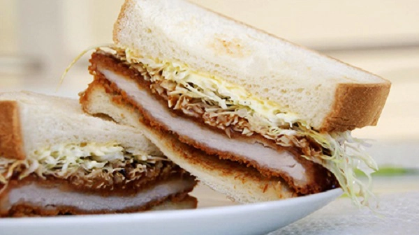 Katsu sando, Nhật Bản Với tài khéo léo, người Nhật đã biến món bánh ngọt ở Pháp thành một món ăn hấp dẫn ở đất nước của mình theo phong cách hoàn toàn mới: Katsu sando. Đây là món bánh mì kẹp có nguyên liệu chủ yếu là thịt gà, thịt bò hoặc thịt heo nhưng được chan bên trong loại nước sốt có vị cà ri lạ miệng. Ảnh: mamaloli. Katsu sando, Nhật Bản Với tài khéo léo, người Nhật đã biến món bánh ngọt ở Pháp thành một món ăn hấp dẫn ở đất nước của mình theo phong cách hoàn toàn mới: Katsu sando. Đây là món bánh mì kẹp có nguyên liệu chủ yếu là thịt gà, thịt bò hoặc thịt heo nhưng được chan bên trong loại nước sốt có vị cà ri lạ miệng. Ảnh: mamaloli.