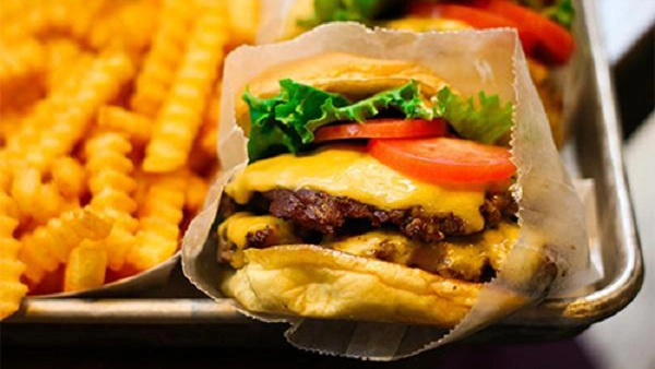 Cheeseburger, Mỹ Không thể phủ nhận sự đóng góp của Mỹ cho nền ẩm thực thế giới bởi món hamburger. Rất nhiều nơi trên thế giới đã cố gắng biến tấu món ăn nhưng hương vị cơ bản của chiếc burger gồm bánh mì mềm kẹp phô mai, thêm vài lát cà chua, dưa chua, sốt cà chua và mù tạt sẽ làm hài lòng bất kỳ thực khách nào. Ảnh: thestreet. Cheeseburger, Mỹ Không thể phủ nhận sự đóng góp của Mỹ cho nền ẩm thực thế giới bởi món hamburger. Rất nhiều nơi trên thế giới đã cố gắng biến tấu món ăn nhưng hương vị cơ bản của chiếc burger gồm bánh mì mềm kẹp phô mai, thêm vài lát cà chua, dưa chua, sốt cà chua và mù tạt sẽ làm hài lòng bất kỳ thực khách nào. Ảnh: thestreet.
