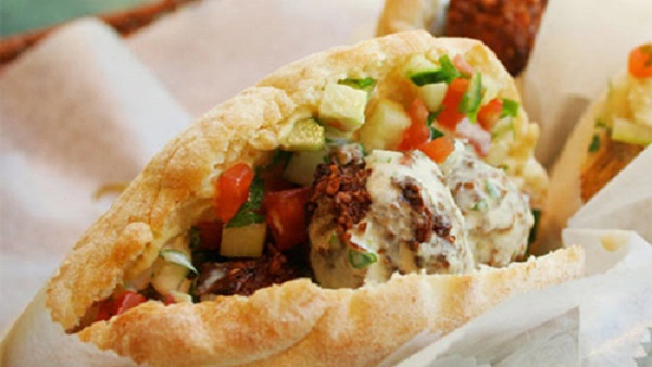 Choripan, Argentina Từ cái tên của món ăn, thực khách đã có thể biết được thành phần của món ăn. "Choripan" có xuất phát từ "chorizo" (xúc xích) và "pan" (bánh mì). Sự thành công của món ăn là nhờ chất lượng của xúc xích. Bánh mì sẽ được nướng trên than nóng, không thể thiếu nước sốt chimichurri (một loại nước sốt có nguồn gốc từ Argentina và Uruguay, nấu từ cà chua kèm các nguyên liệu như tỏi băm, dầu thực vật, giấm trắng, hạt tiêu đỏ, oregano) hoặc một ít mù tạt. Ảnh: Shutterstock. Choripan, Argentina Từ cái tên của món ăn, thực khách đã có thể biết được thành phần của món ăn. "Choripan" có xuất phát từ "chorizo" (xúc xích) và "pan" (bánh mì). Sự thành công của món ăn là nhờ chất lượng của xúc xích. Bánh mì sẽ được nướng trên than nóng, không thể thiếu nước sốt chimichurri (một loại nước sốt có nguồn gốc từ Argentina và Uruguay, nấu từ cà chua kèm các nguyên liệu như tỏi băm, dầu thực vật, giấm trắng, hạt tiêu đỏ, oregano) hoặc một ít mù tạt. Ảnh: Shutterstock.