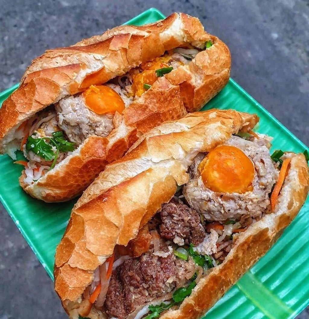 Một ổ bánh mì có giá dao động từ 20.000-30.000 đồng, tuỳ thuộc vào các loại nhân khác nhau. Thực khách có thể thưởng thức món ăn hấp dẫn này tại một cửa hàng bánh mì trên đường Hồ Xuân Hương, quận Bình Thạnh, TP.HCM. Quán mở bán buổi sáng từ 6-10h và chiều từ 12-19h. Ảnh: Karla.foodblog.