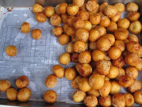 Bánh bé xíu nên khách hàng thường mua theo đơn vị chục cái. Ảnh: Phiêu Linh Bánh bé xíu nên khách hàng thường mua theo đơn vị chục cái. Ảnh: Phiêu Linh