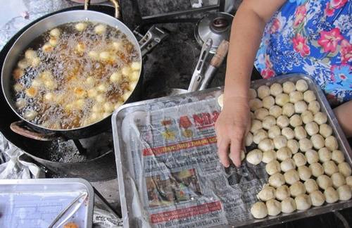 Chủ quán chia sẻ, công đoạn nhào bột là vất vả nhất. Để tạo ra những chiếc bánh ngon, bột phải dẻo vừa đủ độ. Ảnh: Phiêu Linh banh-ran-bi-1-000-dong-hut-khach-hon-15-nam-iChủ quán chia sẻ, công đoạn nhào bột là vất vả nhất. Để tạo ra những chiếc bánh ngon, bột phải dẻo vừa đủ độ. Ảnh: Phiêu Linhvivu-2