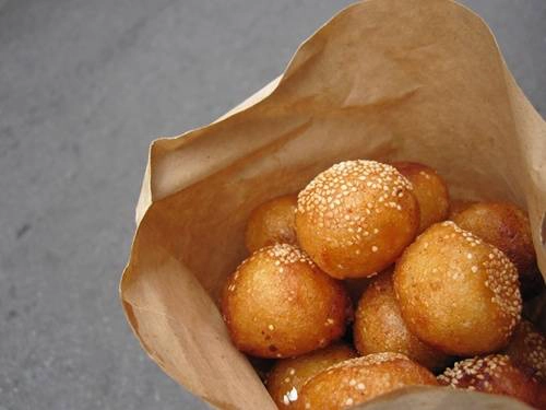 Bánh đựng trong túi giấy rất thân thiện với môi trường. Thú vui của nhiều du khách là mua một túi bánh rán bi rồi vừa đi bộ vừa thưởng thức. Ảnh: Phiêu Linh Bánh đựng trong túi giấy rất thân thiện với môi trường. Thú vui của nhiều du khách là mua một túi bánh rán bi rồi vừa đi bộ vừa thưởng thức. Ảnh: Phiêu Linh