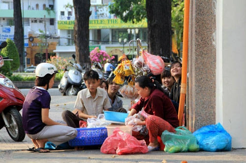 Những gánh hàng rong trên các con đường luôn được nhiều bạn trẻ lựa chọn vì không gian thoải mái, vừa thưởng thức món ăn lại vừa ngắm nhìn phố xá đông đúc. Ảnh: Phong Vinh Những gánh hàng rong trên các con đường luôn được nhiều bạn trẻ lựa chọn vì không gian thoải mái, vừa thưởng thức món ăn lại vừa ngắm nhìn phố xá đông đúc. Ảnh: Phong Vinh