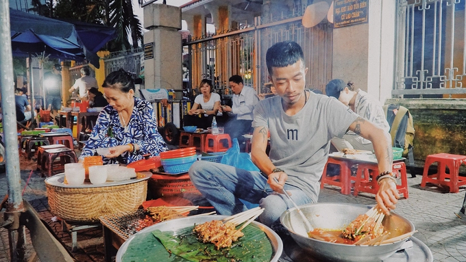 Khác với cao lầu, mì Quảng hay nhiều món ăn khác, bánh ướt thịt nướng ở phố cổ Hội An hầu như chỉ bán ở các quán dọc vỉa hè. Các quán này thường bán từ trưa nhưng đông đúc vào xế chiều.  Gánh hàng rong nhỏ với các vật dụng chế biến xếp gọn gàng cạnh những chiếc ghế nhựa thấp để khách ngồi ăn. Ven sông Hoài, có khoảng 5 gánh bánh ướt thịt nướng lúc nào cũng đông khách.