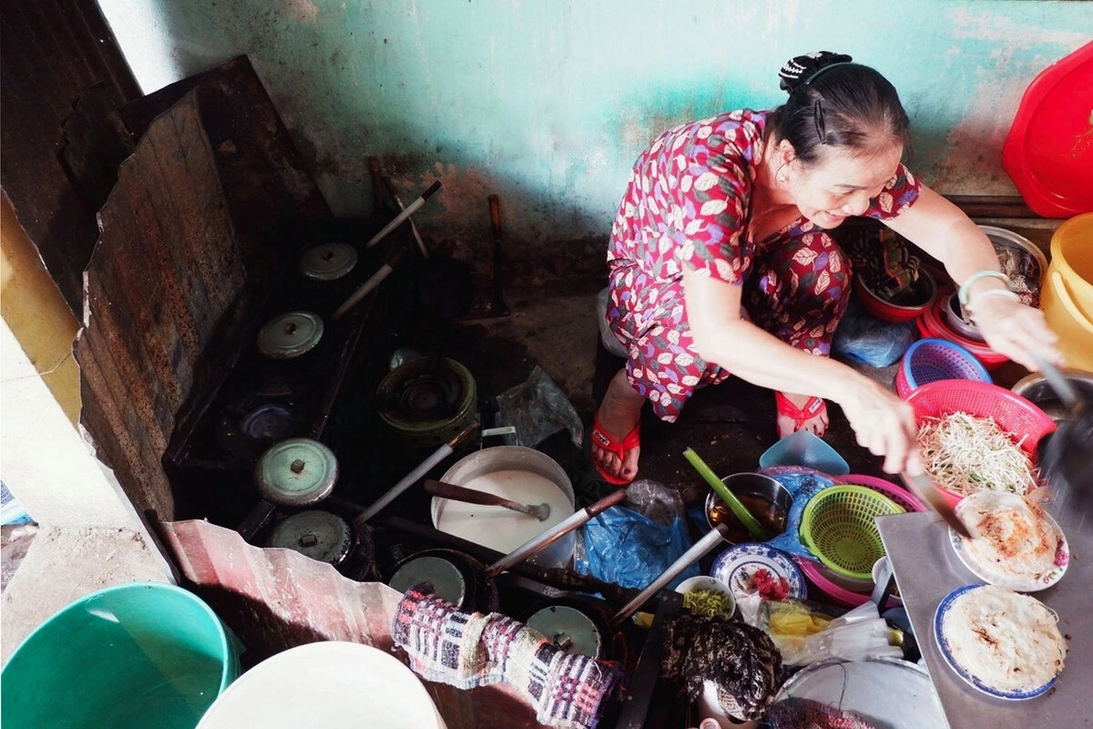 Vào trong chợ, bạn dễ dàng tìm thấy những gánh “đổ bánh thuê” đơn sơ của các dì (cô), các mệ (bà) bán hàng lâu năm. Đồ nghề bán hàng của họ là những chiếc bếp luôn đỏ lửa với 6 - 7 chiếc chảo, một cái bàn nhỏ và mấy chiếc ghế để khách ngồi quây quần xung quanh. Họ rửa cá, rửa tôm cho khách, sau đó lấy lá chuối chấm quét dầu lên lòng chảo. Dầu sôi, họ bỏ cá kình vào chảo, đổ lớp bột bánh mỏng, sau đó rải thêm giá đỗ và hành bên trên rồi đậy vung lại, tiếp tục làm bánh khác. Trong khoảng 3 phút, người đổ bánh xèo quay lại lật bánh đầu tiên để chín giòn 2 mặt, sau đó đậy nắp lại thêm khoảng 2 phút nữa là có thể thưởng thức bánh.