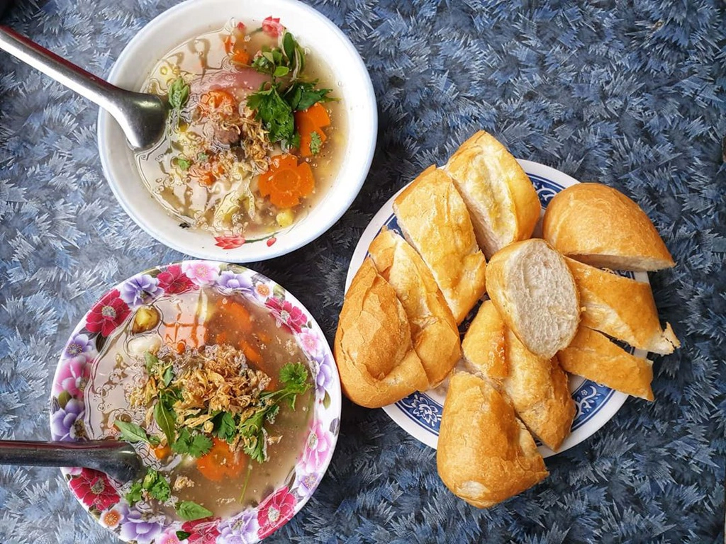 banh-xeo-tom-nhay-va-loat-mon-banh-ngon-o-quy-nhon-ivivu-12