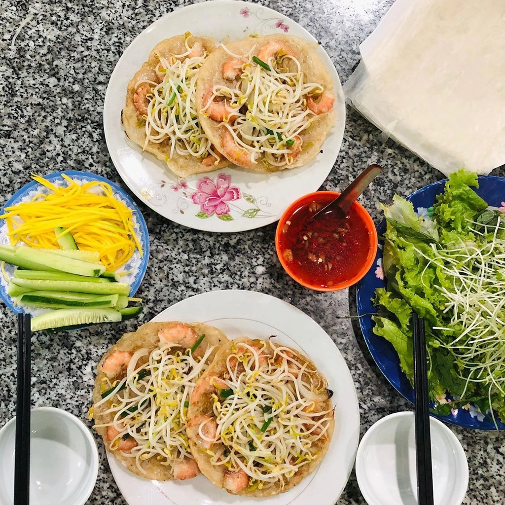 banh-xeo-tom-nhay-va-loat-mon-banh-ngon-o-quy-nhon-ivivu-2