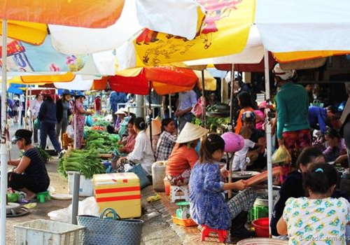 Khung cảnh chợ sáng sớm, người người mua bán tấp nập ở đảo. Ảnh: Tom Westbrook. Khung cảnh chợ sáng sớm, người người mua bán tấp nập ở đảo. Ảnh: Tom Westbrook.