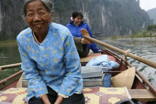Những bộ áo hoa là trang phục thường thấy của những cô, bà ở nông thôn Việt Nam. Những bộ áo hoa là trang phục thường thấy của những cô, bà ở nông thôn Việt Nam.
