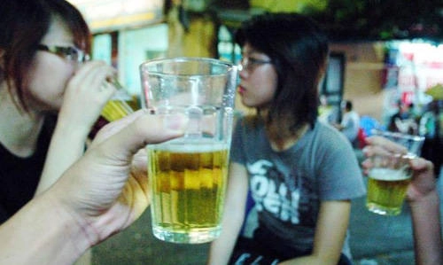 Khi tới Việt Nam, bạn nên đến khu phố cổ Hà Nội lai rai bia hơi vỉa hè và thưởng thức ca nhạc đường phố. Văn hóa bia hơi trở thành nét đặc sắc hấp dẫn du khách khi tới mảnh đất hình chữ S. 