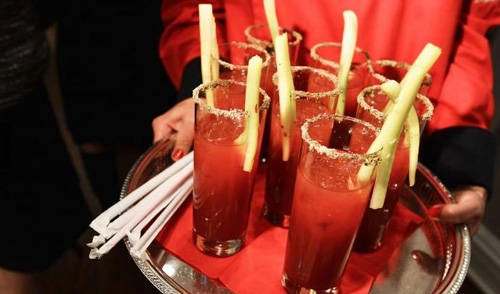Caesar cay của Canada làm từ nước ép cà chua, nước ngao luộc, có thể trang trí bằng cần tây hoặc thịt bò khô cay. Thức uống thích hợp vào buổi sáng.