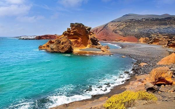 Lanzarote, Tây Ban Nha: Mùa đông ở Lanzarote nhiệt độ chỉ dao động trong khoảng 20 độ C. Đến đây, bạn sẽ được khám phá vườn quốc gia Timanfaya trải rộng trên vùng đất núi lửa, mang vẻ đẹp trái ngược với bãi cát mềm mại của Playa Blanca ở phía nam hòn đảo. Lanzarote, Tây Ban Nha: Mùa đông ở Lanzarote nhiệt độ chỉ dao động trong khoảng 20 độ C. Đến đây, bạn sẽ được khám phá vườn quốc gia Timanfaya trải rộng trên vùng đất núi lửa, mang vẻ đẹp trái ngược với bãi cát mềm mại của Playa Blanca ở phía nam hòn đảo.