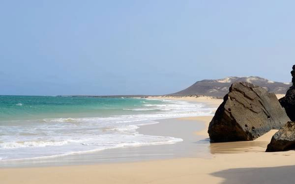Cape Verde: Quốc gia này cách bờ biển Tây Phi khoảng 570 km. Vào mùa đông, nhiệt độ trung bình ở đây khoảng 20 độ C và trở thành điểm lý tưởng cho kỳ nghỉ ngắn với các hoạt động thú vị. Cape Verde: Quốc gia này cách bờ biển Tây Phi khoảng 570 km. Vào mùa đông, nhiệt độ trung bình ở đây khoảng 20 độ C và trở thành điểm lý tưởng cho kỳ nghỉ ngắn với các hoạt động thú vị.