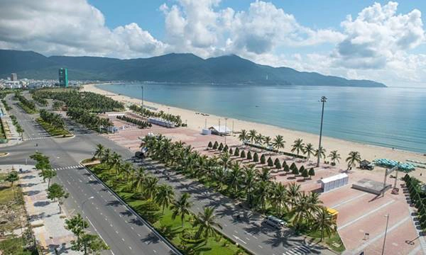 Vẻ đẹp của bãi biển Mỹ Khê, Đà Nẵng 50 năm sau chiến tranh. Ảnh: Thomas Uhlemann bao-anh-noi-ve-su-thay-doi-cua-viet-nam-ivivu-3