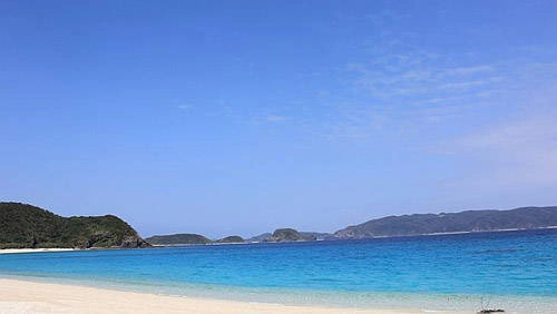 <strong>Furuzamami, Nhật Bản: </strong>Bãi biển Furuzamami có lối đi bộ trong rặng san hô, các loài cá nhiệt đới đa dạng. Du khách sẽ bị thu hút bởi những đàn rùa bơi lượn trên biển lúc thủy triều lên, hay thưởng thức món thịt ba chỉ kho tương nổi tiếng.