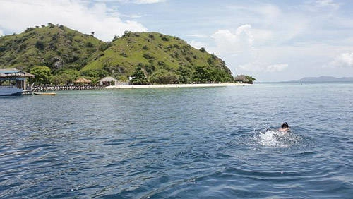 <strong>Đảo Kanawa, Indonesia: </strong>Đây là một trong những đảo thiên đường ở Indonesia, được bao quanh bởi rặng san hô đẹp mê hồn. Để đến đây, du khách sẽ mất khoảng 90 phút đi thuyền từ thị trấn Labuan Bajo, qua đảo Rinca và đảo rồng Komodo. Nếu bạn muốn qua đêm trên đảo Kanawa, những ngôi nhà gỗ hình chữ A trên bờ sẽ là lựa chọn tốt nhất.