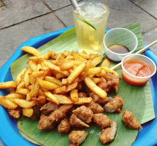 Nem chua rán, khoai tây chiên ngõ Tạm Thương. Ảnh: Lozi. Nem chua rán, khoai tây chiên ngõ Tạm Thương. Ảnh: Lozi.