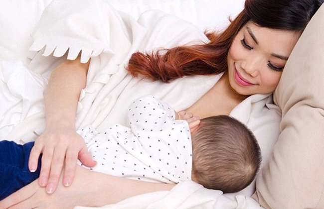 Cho bé bú bình thường sau khi chích áp xe vú