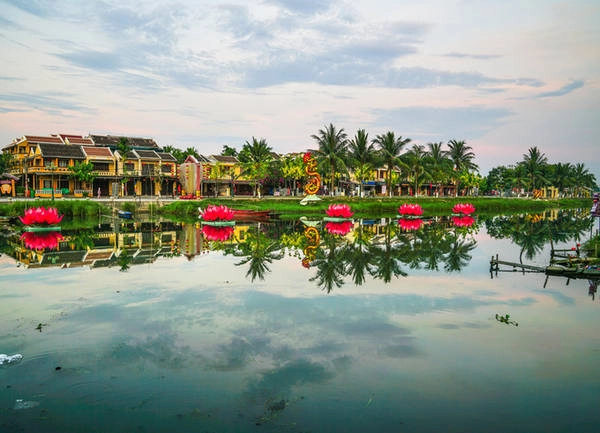Phố cổ Hội An, Quảng Nam Hội An từng là một thương cảng sầm uất, thu hút đông đảo thương gia từ khắp châu Á tới buôn bán. Hội An có sự kết hợp của vẻ đẹp duyên dáng và các giá trị lịch sử, kiến trúc nên trở thành điểm hấp dẫn du khách khắp nơi trên thế giới. Các lớp dạy nấu ăn hay những cửa hàng may mặc được nhiều du khách ưa thích. Ảnh: Sinseeho. Phố cổ Hội An, Quảng Nam Hội An từng là một thương cảng sầm uất, thu hút đông đảo thương gia từ khắp châu Á tới buôn bán. Hội An có sự kết hợp của vẻ đẹp duyên dáng và các giá trị lịch sử, kiến trúc nên trở thành điểm hấp dẫn du khách khắp nơi trên thế giới. Các lớp dạy nấu ăn hay những cửa hàng may mặc được nhiều du khách ưa thích. Ảnh: Sinseeho.