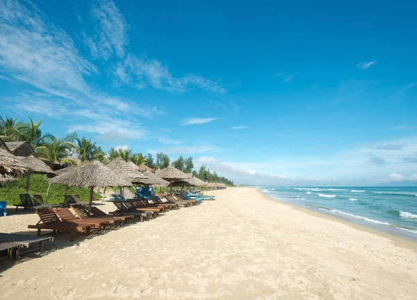 Biển An Bàng, Quảng Nam Biển An Bàng là nơi du khách sẽ không thấy nhà cao tầng, tàu bè hay con người tất bật với những chiếc xe máy. Tại đây ngoài chơi đùa với làn nước xanh mát trong lành trải dài vô tận, du khách có thể thư giãn hoàn toàn bên bờ biển. Ảnh: Chris Howey. Biển An Bàng, Quảng Nam Biển An Bàng là nơi du khách sẽ không thấy nhà cao tầng, tàu bè hay con người tất bật với những chiếc xe máy. Tại đây ngoài chơi đùa với làn nước xanh mát trong lành trải dài vô tận, du khách có thể thư giãn hoàn toàn bên bờ biển. Ảnh: Chris Howey.