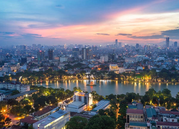 Hồ Hoàn Kiếm, Hà Nội Hoàn Kiếm là không gian yên bình hiếm hoi nằm ở trung tâm thành phố Hà Nội. Tên hồ có nghĩa là "trả lại kiếm" dựa vào truyền thuyết một vị vua trả gươm báu cho rùa tại đây. Hiếm du khách nào tới Hà Nội mà không đi dạo ở hồ Hoàn Kiếm một lần. Ảnh: Hanoi Photography. Hồ Hoàn Kiếm, Hà Nội Hoàn Kiếm là không gian yên bình hiếm hoi nằm ở trung tâm thành phố Hà Nội. Tên hồ có nghĩa là "trả lại kiếm" dựa vào truyền thuyết một vị vua trả gươm báu cho rùa tại đây. Hiếm du khách nào tới Hà Nội mà không đi dạo ở hồ Hoàn Kiếm một lần. Ảnh: Hanoi Photography.