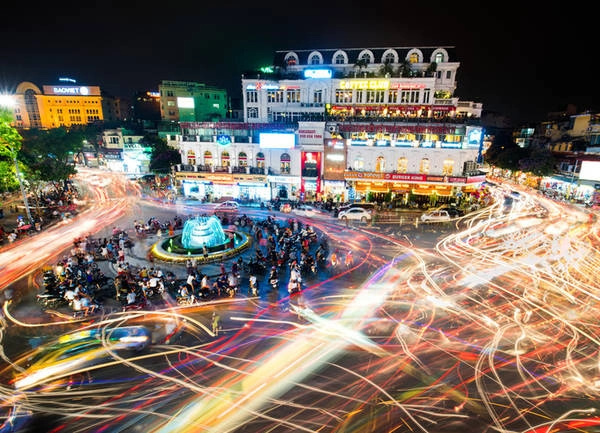 Phố cổ, Hà Nội Sự tất bật, ồn ào, náo nhiệt của cuộc sống, khu phố cổ ở thủ đô Hà Nội biến việc đi bộ xuống những con đường thành một môn thể thao mạo hiểm. Nếu tránh được những chiếc xe máy vượt đèn đỏ hay đi cả trên hè phố, bạn sẽ thấy vẻ quyến rũ của cuộc sống thường ngày và có cơ hội thưởng thức các món ăn đường phố được mệnh danh ngon bậc nhất châu Á. Ảnh: Happystock. Phố cổ, Hà Nội Sự tất bật, ồn ào, náo nhiệt của cuộc sống, khu phố cổ ở thủ đô Hà Nội biến việc đi bộ xuống những con đường thành một môn thể thao mạo hiểm. Nếu tránh được những chiếc xe máy vượt đèn đỏ hay đi cả trên hè phố, bạn sẽ thấy vẻ quyến rũ của cuộc sống thường ngày và có cơ hội thưởng thức các món ăn đường phố được mệnh danh ngon bậc nhất châu Á. Ảnh: Happystock.