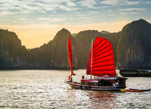 Vịnh Hạ Long, Quảng Ninh 1.600 núi đá vôi ở vịnh Hạ Long là cảnh quan độc đáo bậc nhất thế giới. Những núi đá dựng đứng và thảm thực vật tươi tốt trên từng đảo tạo nên một vẻ đẹp hiếm nơi nào trên thế giới có được. Hầu hết các đảo không có người sinh sống nên môi trường trong lành. Bạn có thể nghỉ trên các du thuyền hoặc tàu ở Hạ Long để thưởng ngoạn cảnh vịnh cả ngày lẫn đêm. Ảnh: Sabino Parente. Vịnh Hạ Long, Quảng Ninh 1.600 núi đá vôi ở vịnh Hạ Long là cảnh quan độc đáo bậc nhất thế giới. Những núi đá dựng đứng và thảm thực vật tươi tốt trên từng đảo tạo nên một vẻ đẹp hiếm nơi nào trên thế giới có được. Hầu hết các đảo không có người sinh sống nên môi trường trong lành. Bạn có thể nghỉ trên các du thuyền hoặc tàu ở Hạ Long để thưởng ngoạn cảnh vịnh cả ngày lẫn đêm. Ảnh: Sabino Parente.