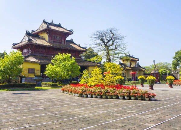 Đại Nội Huế, Thừa Thiên Huế Những vị vua cuối cùng của Việt Nam đã dời đô về Huế vào thế kỷ 19 với mục đích củng cố sự thống nhất đất nước. Tuy nhiên, thực dân Pháp đã phá vỡ nỗ lực đó. Sau đó, Đại Nội Huế bị phá hủy nhiều phần trong trận chiến năm 1968 nhưng công trình đã được tôn tạo trở lại. Ngày nay du khách tới tham quan có thể thấy dáng vẻ của chốn thâm cung từ năm 1802 - thời điểm Kinh đô Huế là thủ đô Việt Nam. Ảnh: Rirf Stock. Đại Nội Huế, Thừa Thiên Huế Những vị vua cuối cùng của Việt Nam đã dời đô về Huế vào thế kỷ 19 với mục đích củng cố sự thống nhất đất nước. Tuy nhiên, thực dân Pháp đã phá vỡ nỗ lực đó. Sau đó, Đại Nội Huế bị phá hủy nhiều phần trong trận chiến năm 1968 nhưng công trình đã được tôn tạo trở lại. Ngày nay du khách tới tham quan có thể thấy dáng vẻ của chốn thâm cung từ năm 1802 - thời điểm Kinh đô Huế là thủ đô Việt Nam. Ảnh: Rirf Stock.