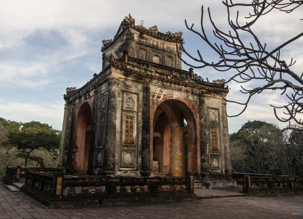 Lăng Tự Đức, Thừa Thiên Huế Xây trong một thung lũng hẹp, khu lăng mộ này là điểm đến cho du khách thấy sự đầu tư đồ sộ cho một nơi chôn cất vua Tự Đức. Là công trình được vua xây từ khi còn sống, lăng có kiến trúc cầu kỳ, phong cảnh sơn thủy hữu tình và là một trong những lăng tẩm đẹp nhất của hoàng gia nhà Nguyễn. Ảnh: Igor Dymov. Lăng Tự Đức, Thừa Thiên Huế Xây trong một thung lũng hẹp, khu lăng mộ này là điểm đến cho du khách thấy sự đầu tư đồ sộ cho một nơi chôn cất vua Tự Đức. Là công trình được vua xây từ khi còn sống, lăng có kiến trúc cầu kỳ, phong cảnh sơn thủy hữu tình và là một trong những lăng tẩm đẹp nhất của hoàng gia nhà Nguyễn. Ảnh: Igor Dymov.