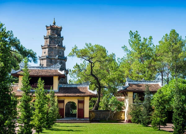 Chùa Thiên Mụ, Thừa Thiên Huế Chùa Thiên Mụ nổi bật nhất là tòa tháp 7 tầng có thể nhìn thấy từ xa. Khu đất bao quanh chính là quần thể cây cảnh được chăm sóc kỹ lưỡng. Từ vị trí của chùa, du khách có thể phóng tầm mắt nhìn xuống sông Hương êm đềm. Ảnh: Worradirek. Chùa Thiên Mụ, Thừa Thiên Huế Chùa Thiên Mụ nổi bật nhất là tòa tháp 7 tầng có thể nhìn thấy từ xa. Khu đất bao quanh chính là quần thể cây cảnh được chăm sóc kỹ lưỡng. Từ vị trí của chùa, du khách có thể phóng tầm mắt nhìn xuống sông Hương êm đềm. Ảnh: Worradirek.