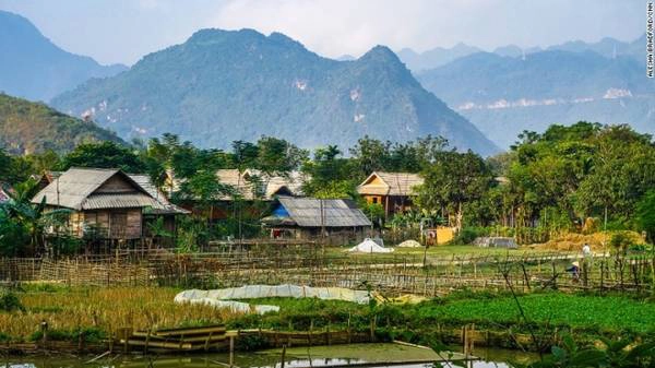 Mai Châu, Hòa Bình Dừng chân bên vùng nông thôn ở Mai Châu, những khách phượt xe máy có thể tận hưởng không gian thanh bình của bản làng nằm xen cạnh các cánh đồng, hoặc tự mình trải nghiệm công việc nhà nông. Homestay giá rẻ có thể tìm thấy ở khắp vùng. 