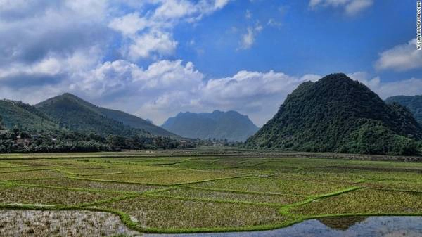 Phong Nha, Quảng Bình Bên cạnh các hang động lớn nhất thế giới như Hang Én, Sơn Đoòng, vùng đất thanh bình này còn có những ngôi làng nằm bên cạnh các dãy núi đá vôi, ruộng đồng bao la đẹp như tranh vẽ.