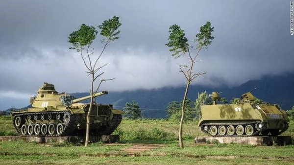 Khe Sanh, Quảng Trị Bên cạnh vẻ đẹp hút hồn của cảnh vật thiên nhiên, một trong những điều khác giúp du khách hiểu thêm về Việt Nam đó là lịch sử hào hùng của các năm 1954 - 1975. Đến Khe Sanh, du khách được nhìn ngắm quá khứ sống động từ các cỗ xe tăng, máy bay, vũ khí và phương tiện cũ từng dùng trong thời chiến. 